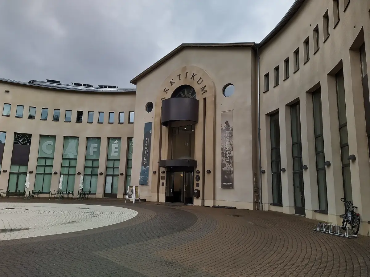 Curved facade and entrance of the Arktikum museum around a round courtyard